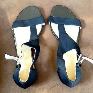 Ladies black sandals,size 10m